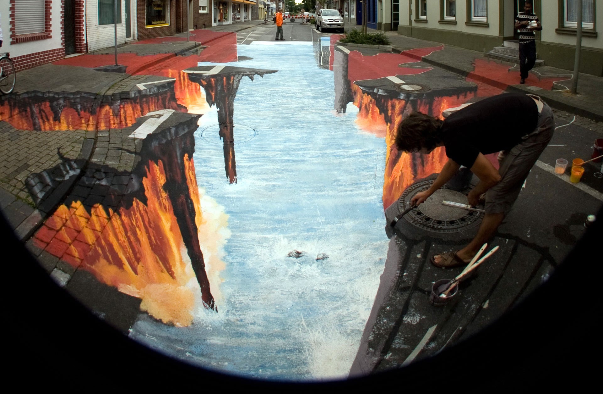 Rua com quebrada e rio.