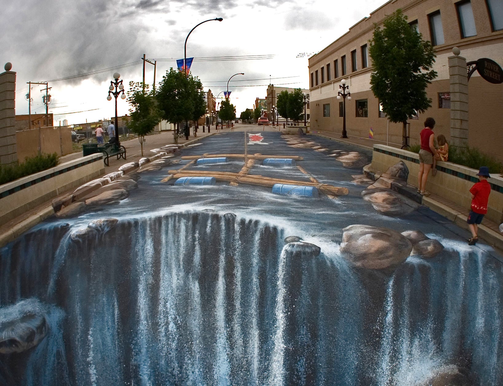 A cachoeira pintada na rua.