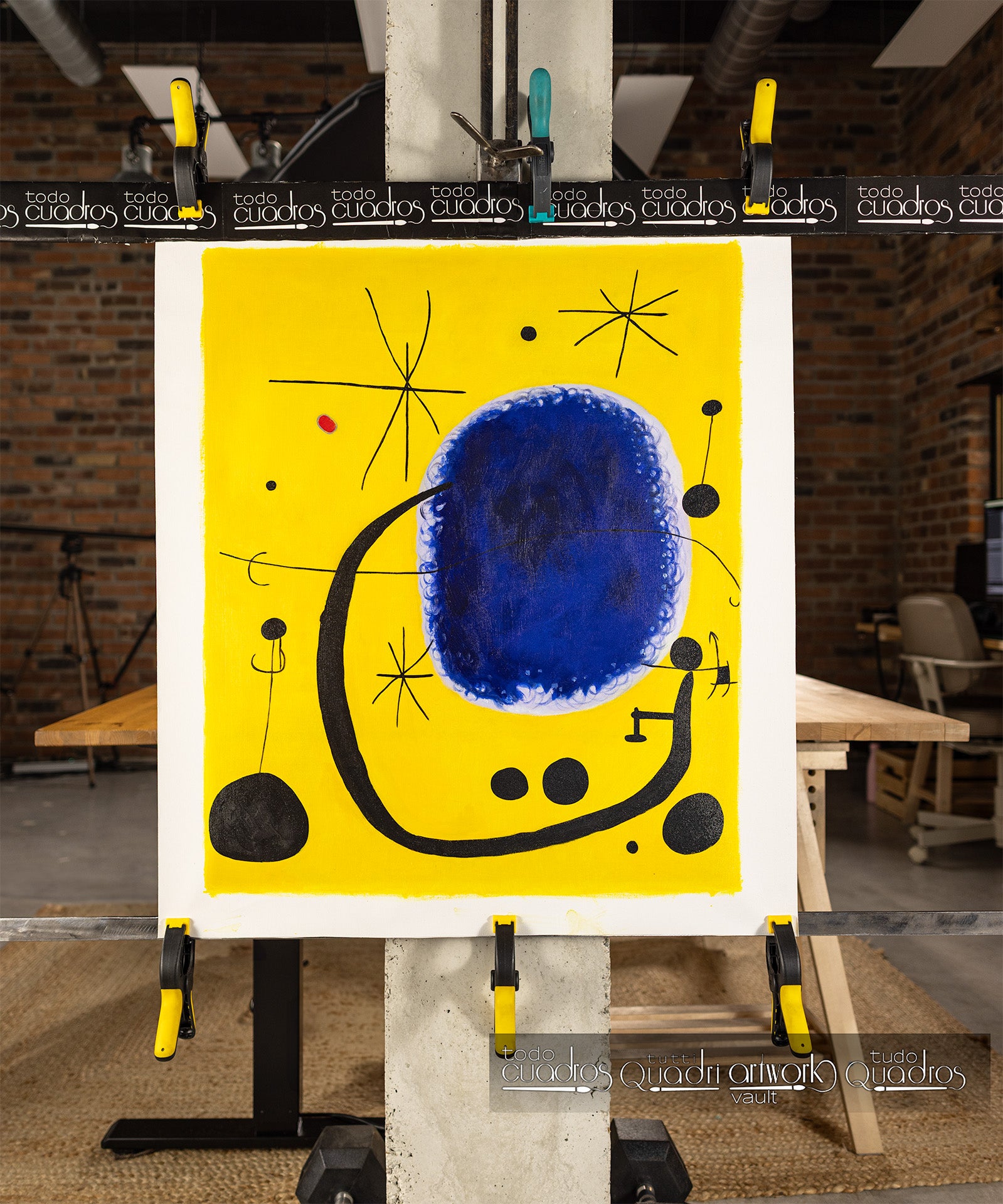 O ouro do firmamento de Miró, quadro de cores fortes.